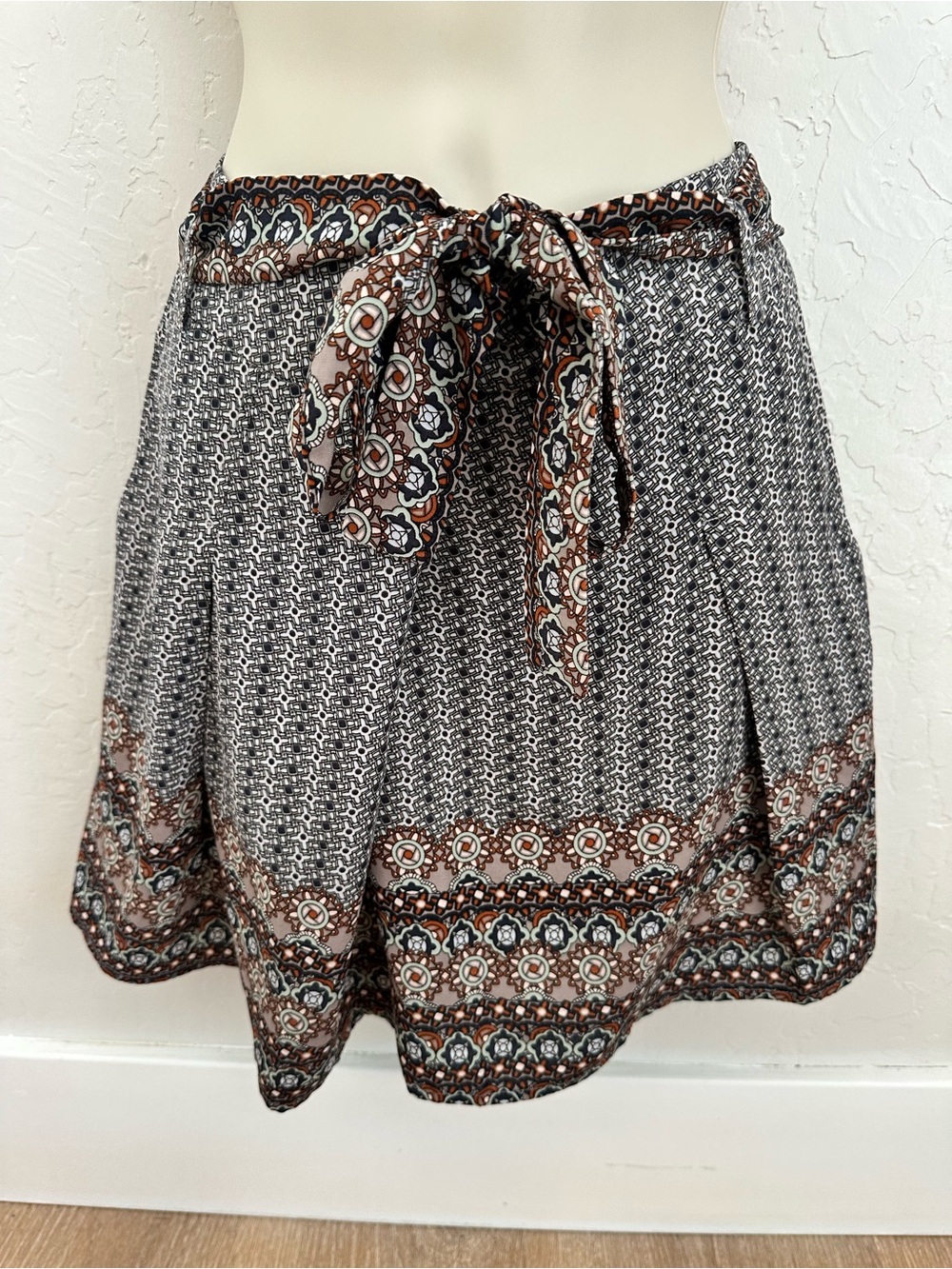 Forever 21 Boho Bow-Tie Chiffon Shorts. Size Medium